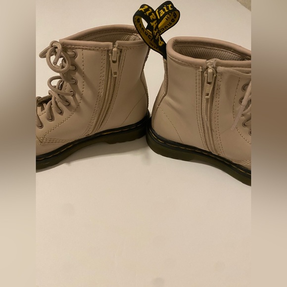 Kids Dr. Martens Taupe Toddler Girls 10 - Picture 4 of 7